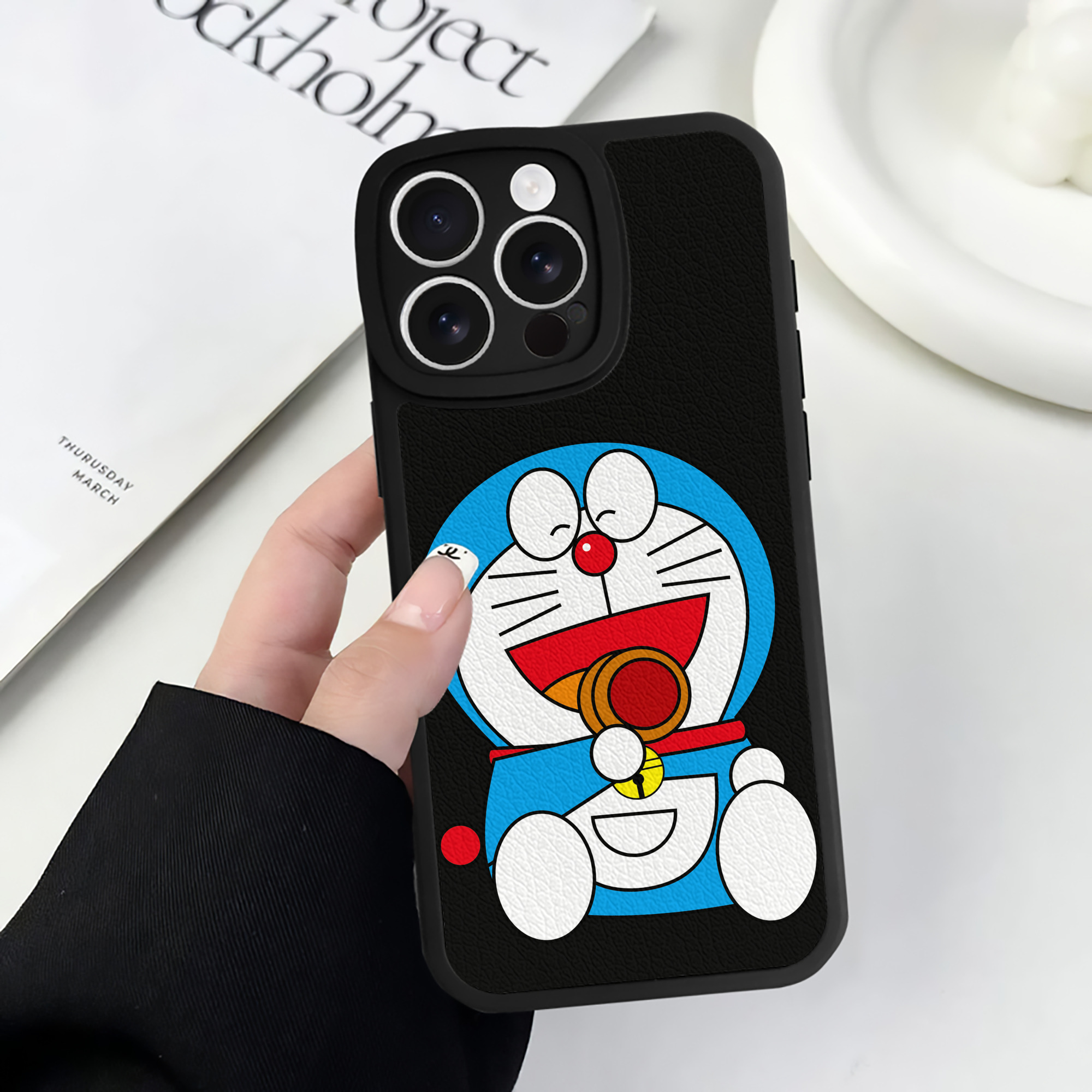 （画像用） ドラえもん Doraemon 【iPhone 16シリーズ対応】シリコンスマホケース（レザー調） 材質：シリコン